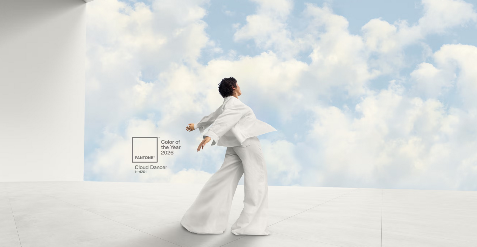 Pantone aposta no “Cloud Dancer” como a cor do ano de 2026, que promete calma e minimalismo